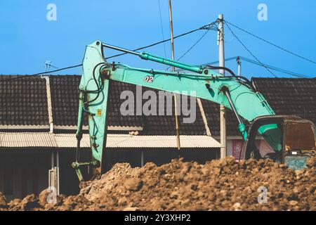 Wohnbaufortschritt mit Bagger. Bagger für den Neubau von Wohnsiedlungen Stockfoto