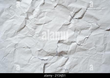 Gerissener, zerknitterter Hintergrund aus weißem Papier Stockfoto