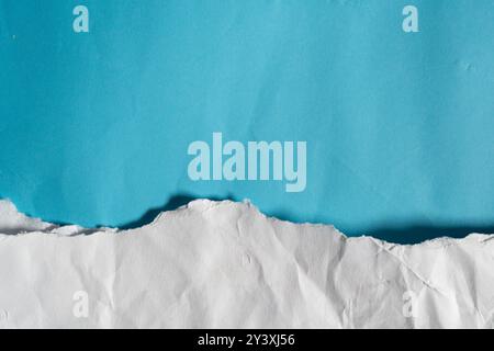 Blauer Himmel und Wolken aus blau-weiß zerrissenem Papier. Stockfoto