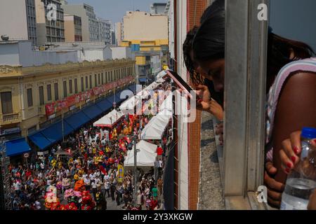 Mitglieder der chinesischen Gemeinde in Sao Paulo, Brasilien, treffen sich im Stadtzentrum, um am 14. September 2024 das Mid-Herbstfest zu feiern, ein wichtiges kulturelles Ereignis in China. (Foto: Diego Herculano/NurPhoto) Credit: NurPhoto SRL/Alamy Live News Stockfoto