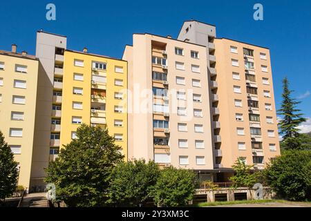 Wohnhäuser in Nova Gorica, Slowenien. Die 1970er Jahre bauten sozialistische Architektur. Auf dem Anwesen der Ulica Gradnikove Brigade Stockfoto