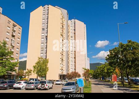 Wohnhäuser in Nova Gorica, Slowenien. Die 1970er Jahre bauten sozialistische Architektur. Auf dem Anwesen der Ulica Gradnikove Brigade Stockfoto