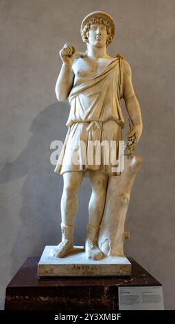 Paris, Frankreich - 10. April 2023: Marmorskulptur von Antinus als Aristaeus aus Rom des 2. Jahrhunderts im Louvre in Paris, Frankreich. Es ist eine nationale AR Stockfoto