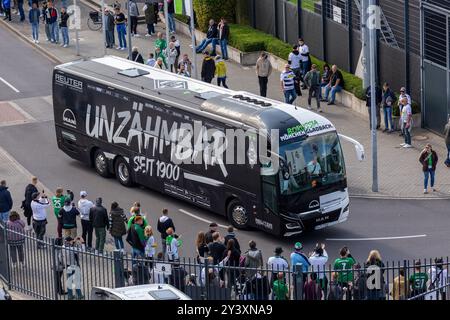 Sport, Fußball, Bundesliga, 2024/2025, Borussia Mönchengladbach vs. VfB Stuttgart 1-3, Fußballfans warten auf den Mannschaftsbus Gladbach, DFL-VORSCHRIFTEN VERBIETEN JEDE VERWENDUNG VON FOTOGRAFIEN ALS BILDSEQUENZEN UND/ODER QUASI-VIDEO Stockfoto