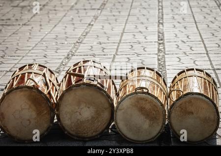 Traditionelle indische Trommel. Alte handgemachte Trommel. Handgefertigte Holztrommeln mit echtem Leder. Niemand, Straßenfoto. Doppelköpfige Trommel, asiatisches Musikinstrument Stockfoto