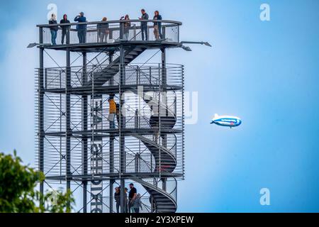 Touristen genießen den Blick vom Aussichtsturm über den Bodensee, Zeppelin am Himmel, Friedrichshafen, September 2024 Deutschland, Friedrichshafen, September 2024, Touristen genießen den Blick vom Aussichtsturm über den Bodensee, Zeppelin am Himmel, der Moleturm ist ca. 22 Meter hoch, Herbst, Tourismus, Baden-Württemberg, *** Touristen genießen den Blick vom Aussichtsturm über den Bodensee, Zeppelin am Himmel, Friedrichshafen, September 2024 Deutschland, Friedrichshafen, September 2024, Touristen genießen den Blick vom Aussichtsturm über den Bodensee, Zeppelin am Himmel, den Moleturm Stockfoto
