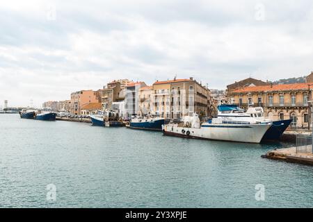 Sète, Frankreich - 19. Oktober 2019: Hafenblick mit vertäuten Booten und Gebäuden am Wasser. Stockfoto