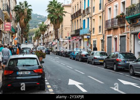 Sète, Frankreich - 19. Oktober 2019: Eine geschäftige Straßenszene fängt das tägliche Leben in einer charmanten französischen Stadt ein. Stockfoto