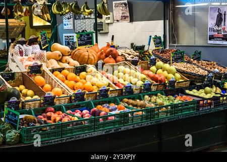 Sète, Frankreich - 19. Oktober 2019: Eine lebhafte Ausstellung frischer Produkte auf einem lokalen Markt. Stockfoto