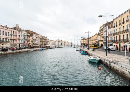 Sète, Frankreich - 19. Oktober 2019: Bedeckter Blick auf den Canal Royal mit Leben und lokalem Charme. Stockfoto