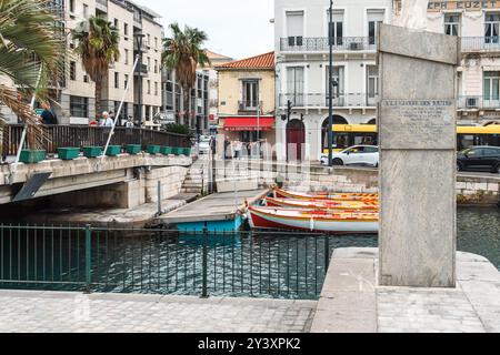 Sète, Frankreich - 19. Oktober 2019: Malerischer Hafenblick mit farbenfrohen Booten und historischer Architektur. Stockfoto