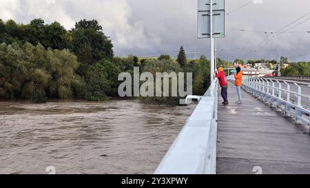 Ostrava, Tschechische Republik. September 2024. Überflutete den Fluss Ostravice während starker Regenfälle im Stadtzentrum von Ostrava, Tschechien, am 15. September 2024. Quelle: Petr Sznapka/CTK Photo/Alamy Live News Stockfoto