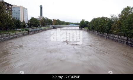 Ostrava, Tschechische Republik. September 2024. Überflutete den Fluss Ostravice während starker Regenfälle im Stadtzentrum von Ostrava, Tschechien, am 15. September 2024. Quelle: Petr Sznapka/CTK Photo/Alamy Live News Stockfoto