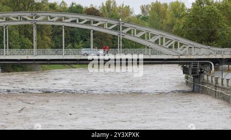 Ostrava, Tschechische Republik. September 2024. Überflutete den Fluss Ostravice während starker Regenfälle im Stadtzentrum von Ostrava, Tschechien, am 15. September 2024. Quelle: Petr Sznapka/CTK Photo/Alamy Live News Stockfoto