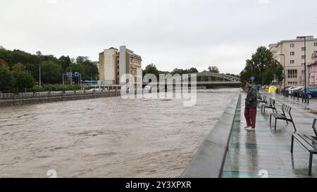 Ostrava, Tschechische Republik. September 2024. Überflutete den Fluss Ostravice während starker Regenfälle im Stadtzentrum von Ostrava, Tschechien, am 15. September 2024. Quelle: Petr Sznapka/CTK Photo/Alamy Live News Stockfoto