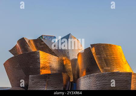 Eine Nahaufnahme mit Details des berühmten Guggenheim Museums in der spanischen Stadt Bilbao mit seinen markanten Formen und Silber- und goldfarbenen glänzenden Ex Stockfoto