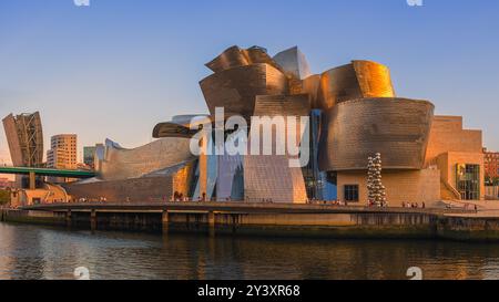 Ein 16:9-Bild aus dem berühmten Guggenheim Museum in der spanischen Stadt Bilbao mit seinen markanten Formen und Silber- und goldfarbenen glänzenden Außenformen Stockfoto