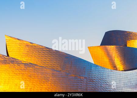 Eine Nahaufnahme mit Details auf dem Dach des berühmten Guggenheim Museums in der spanischen Stadt Bilbao mit seinen unverwechselbaren Formen und Silber- und Goldfarben Stockfoto