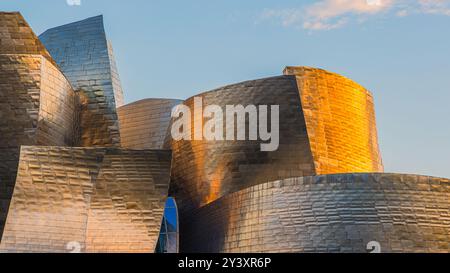 Eine Nahaufnahme mit Details des berühmten Guggenheim Museums in der spanischen Stadt Bilbao mit seinen markanten Formen und Silber- und goldfarbenen glänzenden Ex Stockfoto
