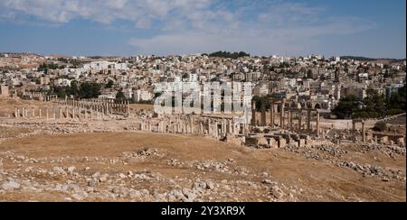 Jerash jordan zeigt alte römische Ruinen und moderne Stadt im Hintergrund Stockfoto