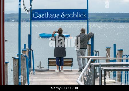 Touristen blicken vom Steg auf den Bodensee, Hagnau, September 2024 Deutschland, Hagnau, September 2024, Blick auf den Bodensee, Touristen machen Handyfotos, Steg des Gasthauses Seeblick, Tourismus, Gastronomie, Herbst, Baden-Württemberg, *** Touristen schauen vom Steg auf den Bodensee, Hagnau, September 2024 Deutschland, Hagnau, September 2024, Blick auf den Bodensee, Touristen machen Handyfotos, Steg des gasthauses Seeblick, Tourismus, Gastronomie, Herbst, Baden Württemberg, Stockfoto