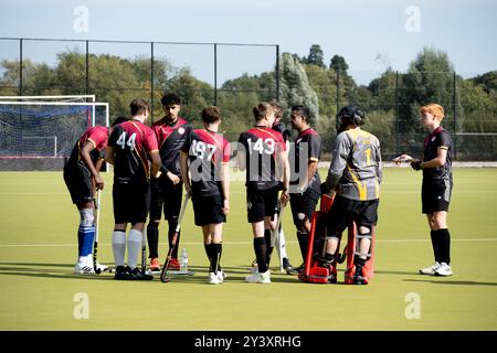 Männer-Hockey auf Vereinsebene, Team-Talk vor dem Spiel, Warwick, Warwickshire, Großbritannien Stockfoto