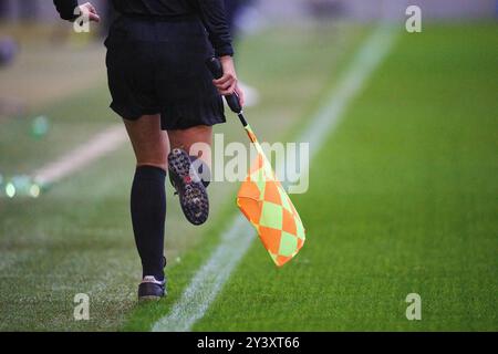 München, Deutschland. September 2024. Symbol Linesman, Linesfrau im Frauenfußballspiel FC BAYERN München - RB LEIPZIG 6-2 am 13. September 2024 in München. Saison 2024/2025, 1.Bundesliga, FCB, München, Google Pixel, Frauen Bundesliga Spieltag 2, 2.Spieltag Fotografin: ddp Images/STAR-Images Credit: ddp Media GmbH/Alamy Live News Stockfoto