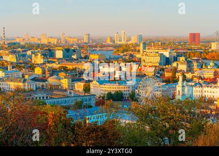 Kiew, Ukraine - 14. Oktober 2023: Panoramablick auf den Bezirk Podil mit lebhaften Herbstfarben und urbaner Landschaft in Kiew, Ukraine. Stockfoto