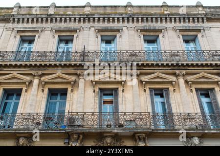 Sete, Frankreich - 19. Oktober 2019: Die detailreiche Fassade eines historischen Gebäudes. Stockfoto