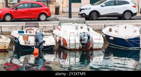 Sete, Frankreich - 19. Oktober 2019: Yachthafenboote spiegeln sich in ruhigen Gewässern. Stockfoto