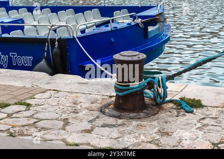 Sete, Frankreich - 19. Oktober 2019: Ein Ausflugsboot, das im ruhigen Hafen vor Anker liegt. Stockfoto
