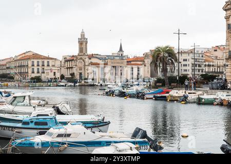 Sete, Frankreich - 19. Oktober 2019: Küstenzauber im geschäftigen Hafen von Sete. Stockfoto
