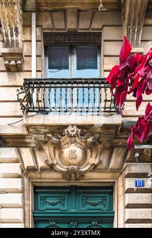 Sete, Frankreich - 19. Oktober 2019: Ein detaillierter Blick auf die Fassade des historischen Gebäudes. Stockfoto