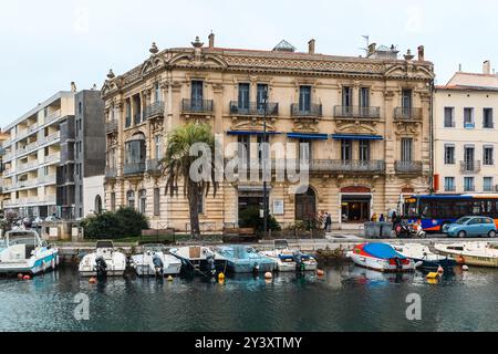 Sete, Frankreich - 19. Oktober 2019: Historisches Gebäude am Kanal mit angelegten Booten. Stockfoto