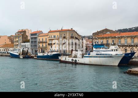 Sete, Frankreich - 19. Oktober 2019: Küstenstadt mit Booten im Hafen. Stockfoto