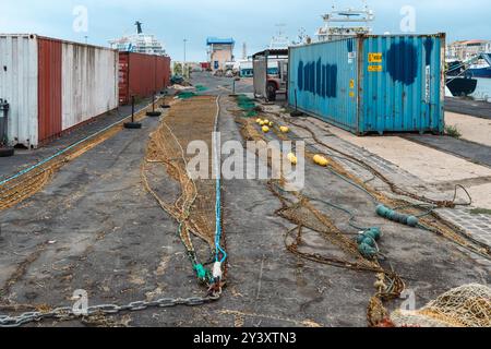 Sete, Frankreich - 19. Oktober 2019: Ein Blick auf Fanggeräte auf einem Industriedock. Stockfoto