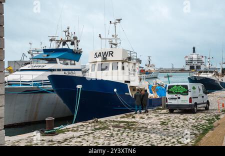 Sete, Frankreich - 19. Oktober 2019: Boote legten an einem belebten französischen Hafen an. Stockfoto