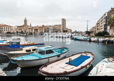 Sete, Frankreich - 19. Oktober 2019: Eine beschauliche Hafenszene mit vertäuten Booten. Stockfoto