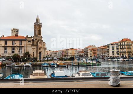 Sete, Frankreich - 19. Oktober 2019: Bewölkter Tag am malerischen Ufer von Sete. Stockfoto