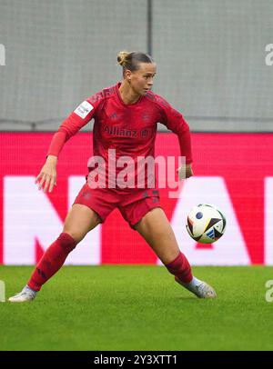 München, Deutschland. September 2024. Klara Buehl, BUEHL, FCB Frauen Nr. 17 im Frauenfußballspiel FC BAYERN München - RB LEIPZIG 6-2 am 13. September 2024 in München. Saison 2024/2025, 1.Bundesliga, FCB, München, Google Pixel, Frauen Bundesliga Spieltag 2, 2.Spieltag Fotografin: ddp Images/STAR-Images Credit: ddp Media GmbH/Alamy Live News Stockfoto