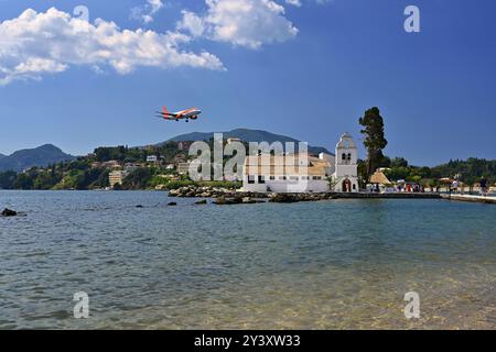 Wunderschönes Kloster Vlacherna und Mausinsel. (Pontikonisi) Korfu - Kerkyra. Griechenland. Wunderschöne farbenfrohe Insel für Sommerferien und Reisen. Stockfoto