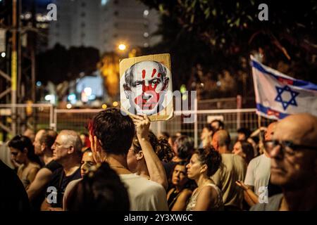 Tel Aviv, Israel. September 2024. Während einer Demonstration am Samstag, dem 14. September 2024, in Tel Aviv hält ein israelischer Demonstrant ein Schild mit dem Gesicht des israelischen Ministerpräsidenten Benjamin Netanjahu hoch.Zehntausende Menschen haben sich in Tel Aviv und ganz Israel versammelt und Premierminister Benjamin Netanjahu und seine Regierung aufgefordert, eine Einigung zu erzielen, um die Freilassung der verbleibenden Geiseln zu erreichen, die die die Hamas während der Anschläge vom 7. Oktober genommen hat. Quelle: Eyal Warshavsky/Alamy Live News Stockfoto