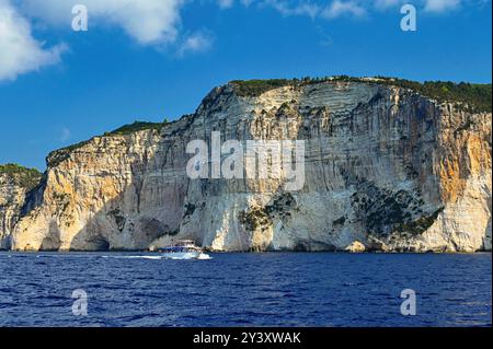 Kreuzfahrtschiff auf See. Große Klippen mit Meer und blauem Himmel. Insel Paxos - Griechenland. Konzept für Urlaub und Reisen. Stockfoto