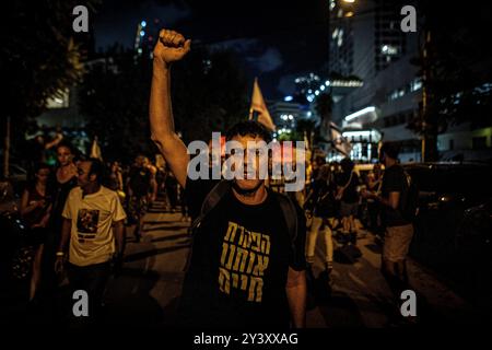 Tel Aviv, Israel. September 2024. Ein israelischer Demonstrant gibt Gesten während einer Demonstration in Tel Aviv am Samstag, den 14. September 2024.Zehntausende Menschen haben sich in Tel Aviv und ganz Israel versammelt und Premierminister Benjamin Netanjahu und seine Regierung aufgefordert, eine Vereinbarung zu treffen, um die Freilassung der verbleibenden Geiseln zu erreichen, die die Hamas während der Angriffe vom 7. Oktober ergriffen hat. Quelle: Eyal Warshavsky/Alamy Live News Stockfoto