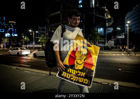 Tel Aviv, Israel. September 2024. Ein rechtsradikaler Demonstrant hält ein Schild, das Yair Golan-Führer der Demokratischen Partei während einer Demonstration in Tel Aviv am Samstag, den 14. September 2024 zeigt. Zehntausende Menschen haben sich in Tel Aviv und ganz Israel versammelt und Premierminister Benjamin Netanjahu und seine Regierung aufgefordert, eine Vereinbarung zu treffen, um die Freilassung der verbleibenden Geiseln zu sichern, die die Hamas während der Angriffe vom 7. Oktober genommen hat. Quelle: Eyal Warshavsky/Alamy Live News Stockfoto