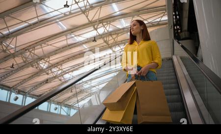 Selbstbewusst stilvoll reich reich junge kaukasische Geschäftsfrau weibliche Verbraucher Frau Käufer halten Verkauf Rabatt kaufen Shop Papiertüten bestellen Pakete Mädchen Stockfoto