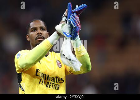 Mailand, Italien. September 2024. Mike Maignan vom AC Mailand feiert am 14. September 2024 im Stadio Giuseppe Meazza in Mailand das Fußballspiel der Serie A zwischen dem AC Mailand und dem FC Venezia. Quelle: Marco Canoniero/Alamy Live News Stockfoto