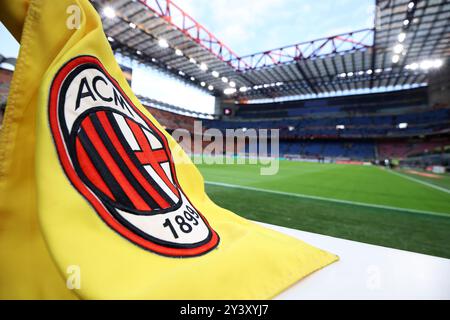 Mailand, Italien. September 2024. Eine Eckfahne mit dem AC Mailand Logo wird vor dem Auftakt während des Fußballspiels der Serie A zwischen dem AC Mailand und Venezia FC im Stadio Giuseppe Meazza am 14. September 2024 in Mailand, Italien, gesehen. Quelle: Marco Canoniero/Alamy Live News Stockfoto