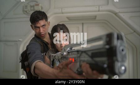 CAILEE SPAENY und ARCHIE RENAUX in ALIEN: ROMULUS (2024), Regie: FEDE ALVAREZ. Quelle: 20th Century Studios / Scott Free Productions / Album Stockfoto