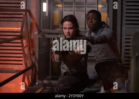 CAILEE SPAENY und DAVID JONSSON in ALIEN: ROMULUS (2024), Regie: FEDE ALVAREZ. Quelle: 20th Century Studios / Scott Free Productions / Album Stockfoto